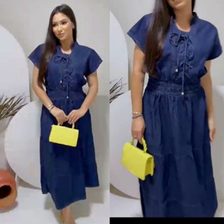 vestido jeans mid com detalhe de ilhós
