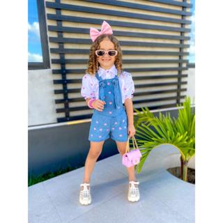 Conjunto Infantil para Meninas Jardineira Macaquinho Shorts Jeans e Camisa Bordado Coração