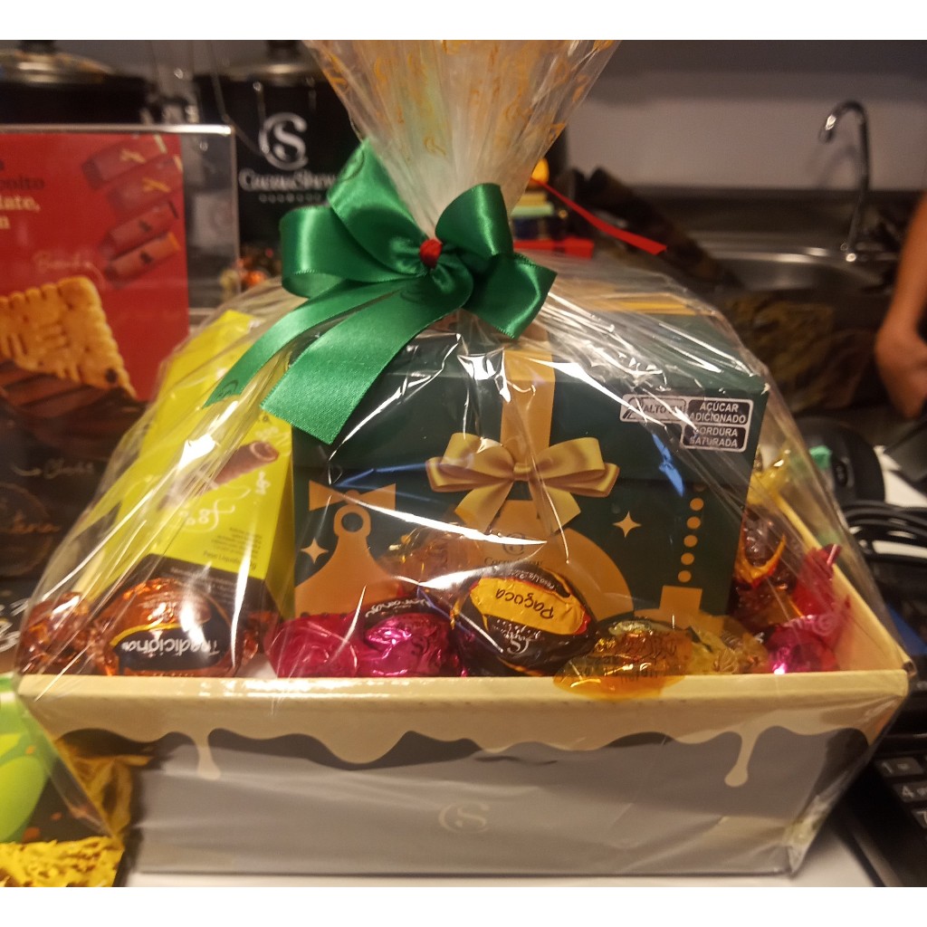 Cesta de Natal Com Chocolates e Panetone Trufado Cacau Show