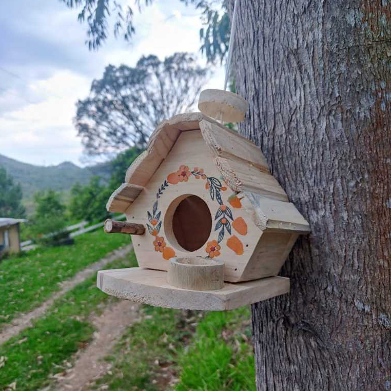 Casinha de passarinho com comedouro feita de madeira crua - Jardim - Quintal - Casa - Varanda