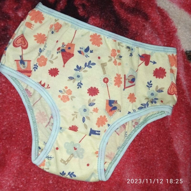 calcinha infatil 6meses a 3 anos kit com 12 composição:malha algodão  as estampas são enviadas de forma sortidas. tentamos enviar estampas diferentes.