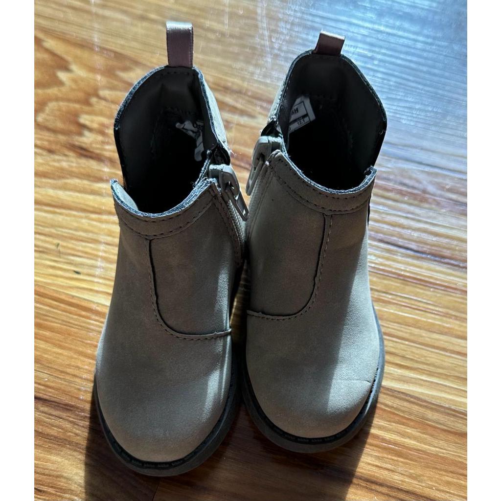 Bota cano curto Oshkosh tamanho 18 importada (desapego)