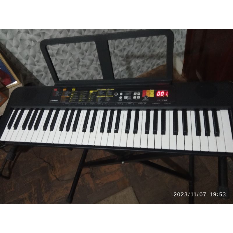 Teclado Yamaha PSR-F52 + Suporte em X Dolphin