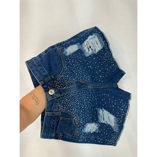 Short Jeans Com Strass E Barrinha Costurada Lavagem Escura