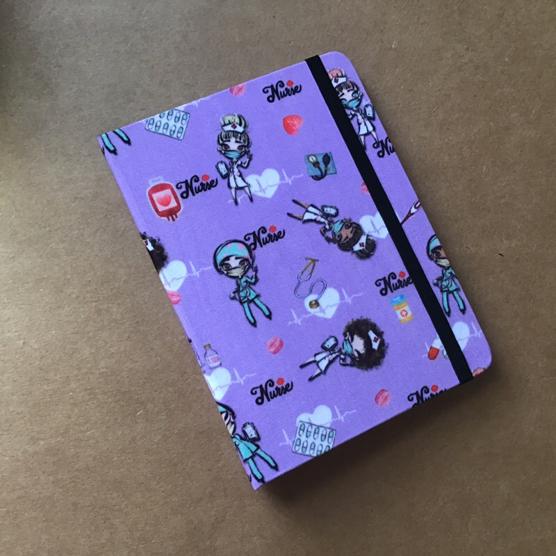 Novo Capa para Kindle ESCOLHA O MODELO DE ACORDO COM O APARELHO - Temos tamanhos para Kindle 8, 10 e 11 geração; Paperwhite 7, 10, 11 e Signature Case Artesanal Enfermeira fundo Lilás Enfermagem