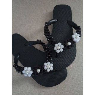 TRAMA DE PÉROLAS PARA CHINELOS HAVAIANAS.BORDADO . NÃO ACOMPANHA O CHINELO.