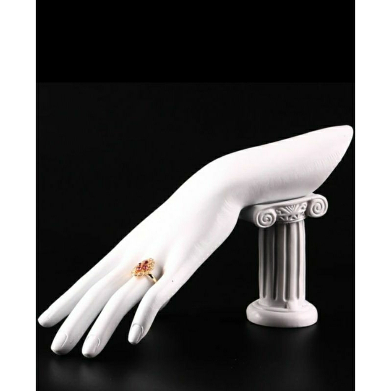 Mão expositora para anéis e pulseiras. Em resina.