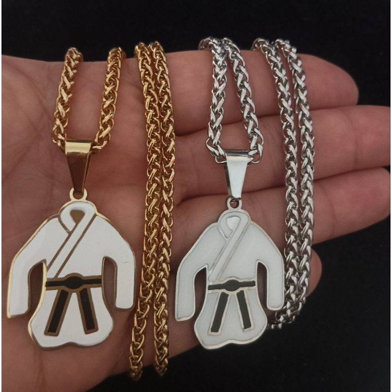 Corrente com Pingente em Aço Inox  Karatê Dobok Branco Faixa Preta