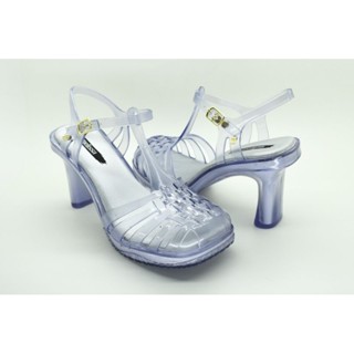 Sandália feminina -salto plataforma 7cm atrás,2 cm na frente isso faz com que ela fique super confortável em promoção vem na caixa .