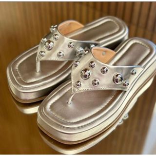 Chinelo de dedo Flatform Papete feminina tamanco confortável detalhe pedraria