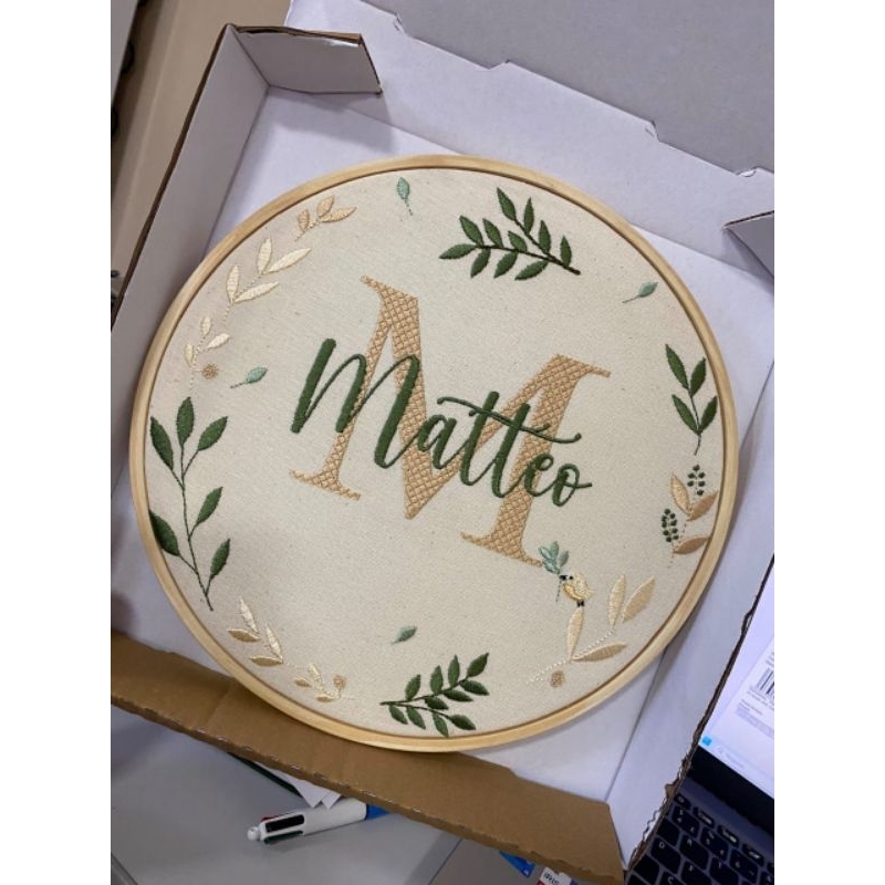 Porta Maternidade Bastidor Bordado - Tamanhos - 20cm - 26cm.