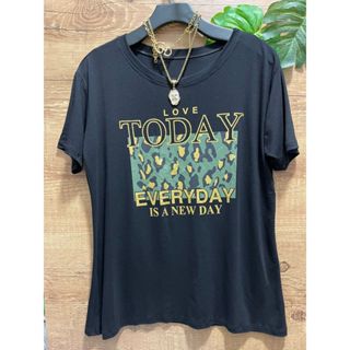 Plus size T-shirt blusa básica manga curto feminina Estampa onça verde e gato / tamanho único veste 46 , tecido: viscolycra . Elástico comprimento 64 cm , busto 50 cm . branca cor / off