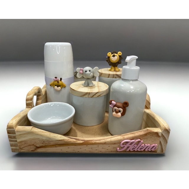 kit higiene do bebê porcelana com pinus Safari menina com nome