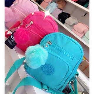 Bolsa Kipling Pequena com Pompom estilo nylon Alça Transversal Divisória