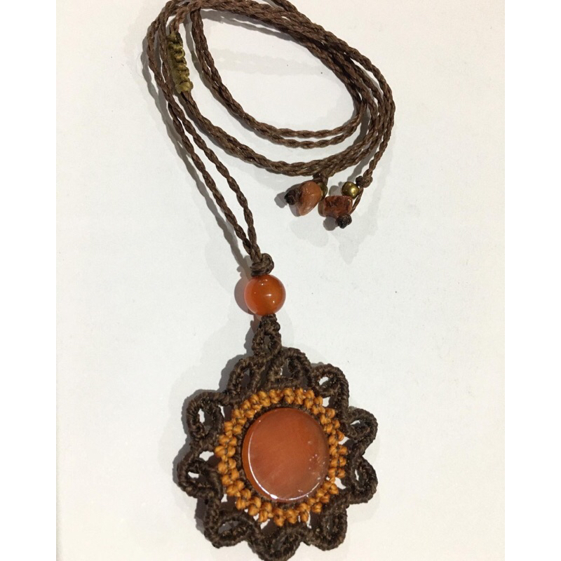 colar mandala em macrame com pedra Ágata natural
