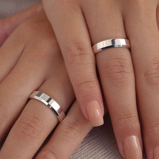Par de Alianças Prateadas de Namoro e Casamento em Aço Inoxidável 316L Chanfradas e Antia…