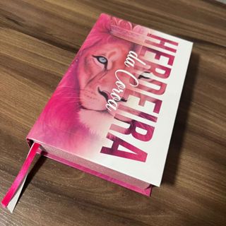Bíblia Feminina Leão Rosa Herdeira da Coroa Com Harpa e Índice LETRAS MÉDIAS e Folha ECOLÓGICA