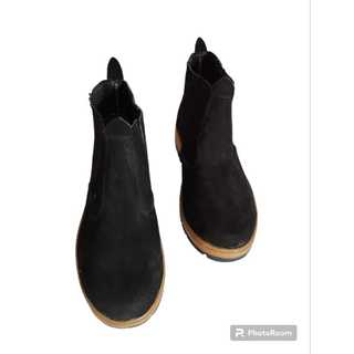 Botina Masculina em Couro Nobuck e solado Látex