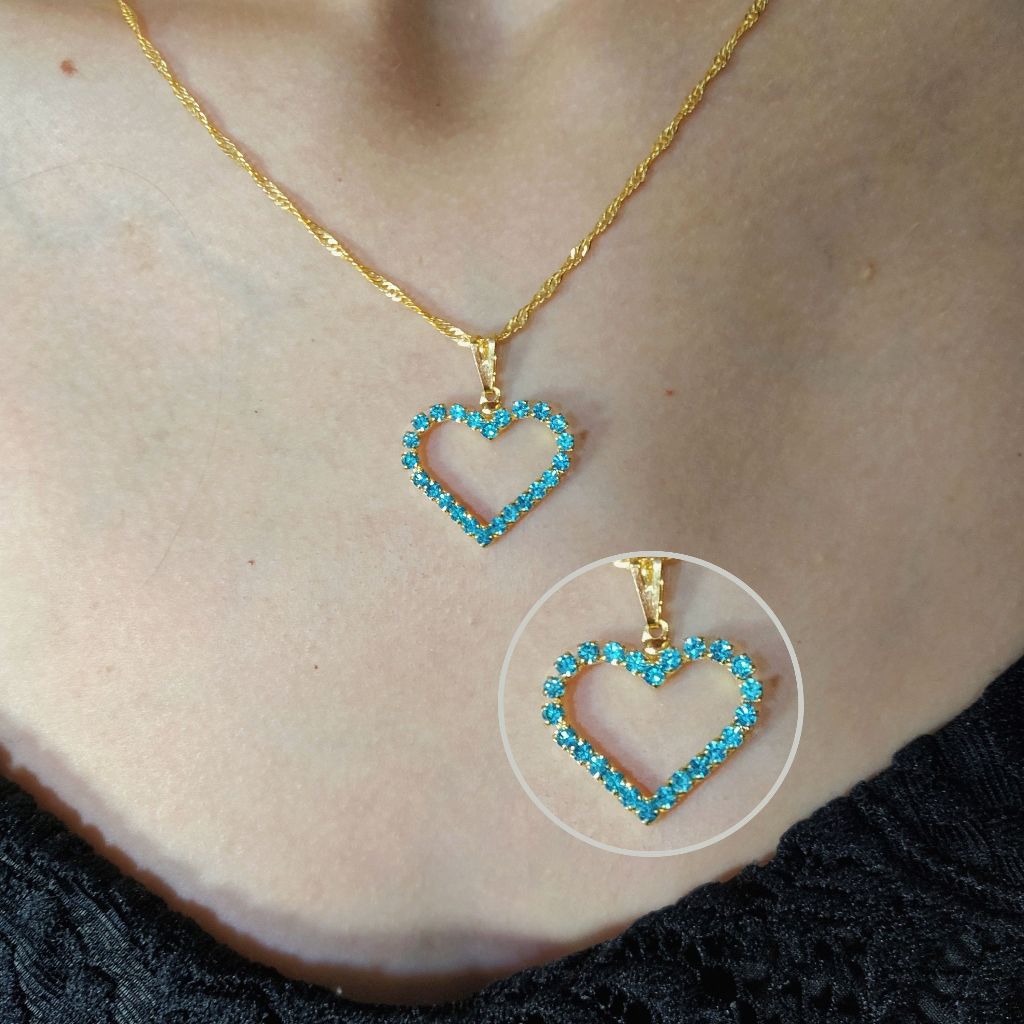 Colar Corrente Feminino Folheado a Ouro 18k com Pingente Coração Vazado Cravejado com Pedras de Zircônia Azul Claro
