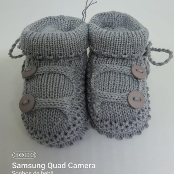 Sapatinho/Botinha bebê Recém Nascido RN até 2 Meses em Tricô de Linha (CINZA)