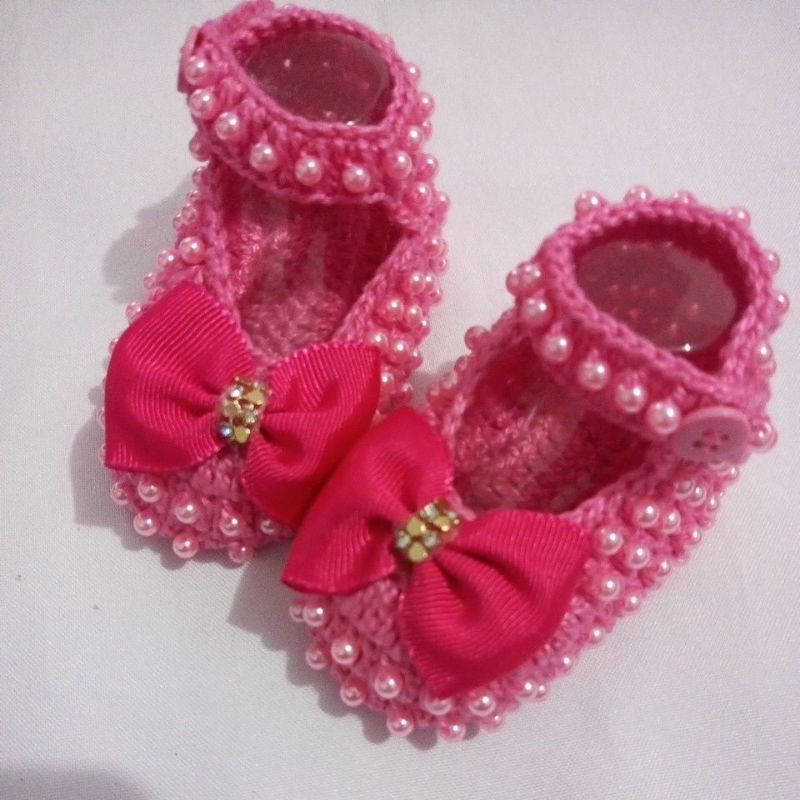 Sapatinho de crochê com pérolas. Sapato, bebê, recém-nascido, menina.