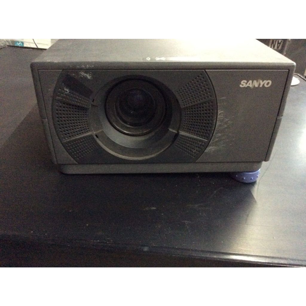 Projetor Multimedia Sanyo PLC-SU10N proX-III sem a lâmpada, Cabo e controle remoto