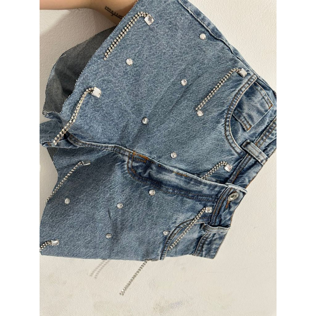 Short Jeans cintura alta feminino com pedras brilhantes de corrente — imagem 2 de 2