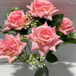 Rosa Artificial com 5 flores (De ponta) em Oferta na Shopee