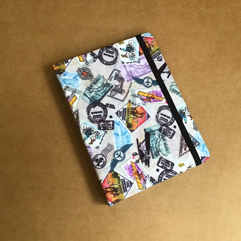 Novo Capa para Kindle ESCOLHA O MODELO DE ACORDO COM O APARELHO - Temos tamanhos para Kindle 8, 10 e 11 geração; Paperwhite 7, 10, 11 e Signature Case Artesanal Viagem Correio Selo Carimbo Fundo Cinza