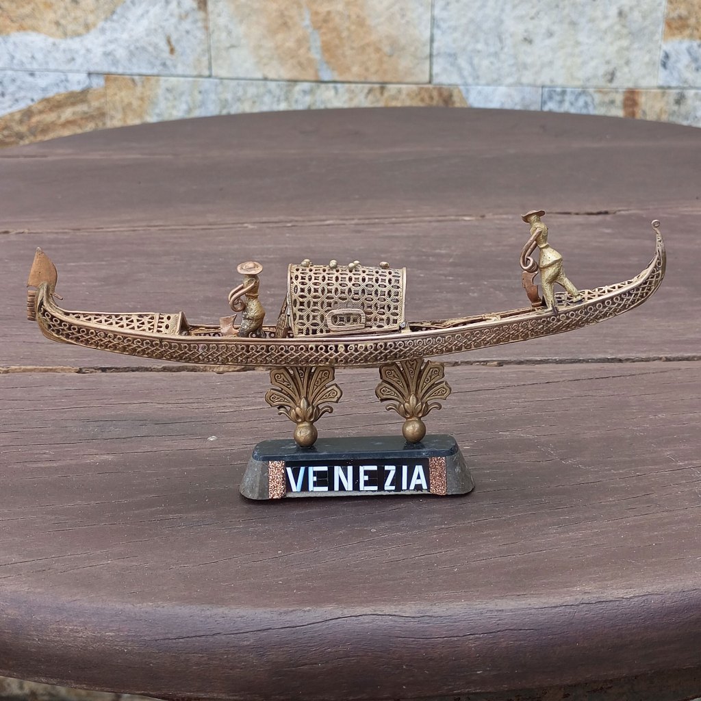 Lindíssima Gôndola Veneziana Feita Em Bronze E Base Em Pedra