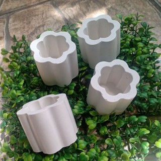kit com vasinhos de gesso em formato de flor.