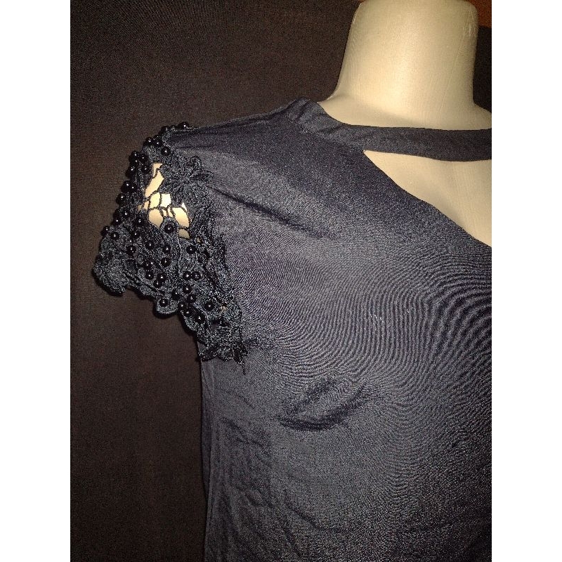 blusa preta chiffon estilo gótico com aplique de pérolas nas mangas
