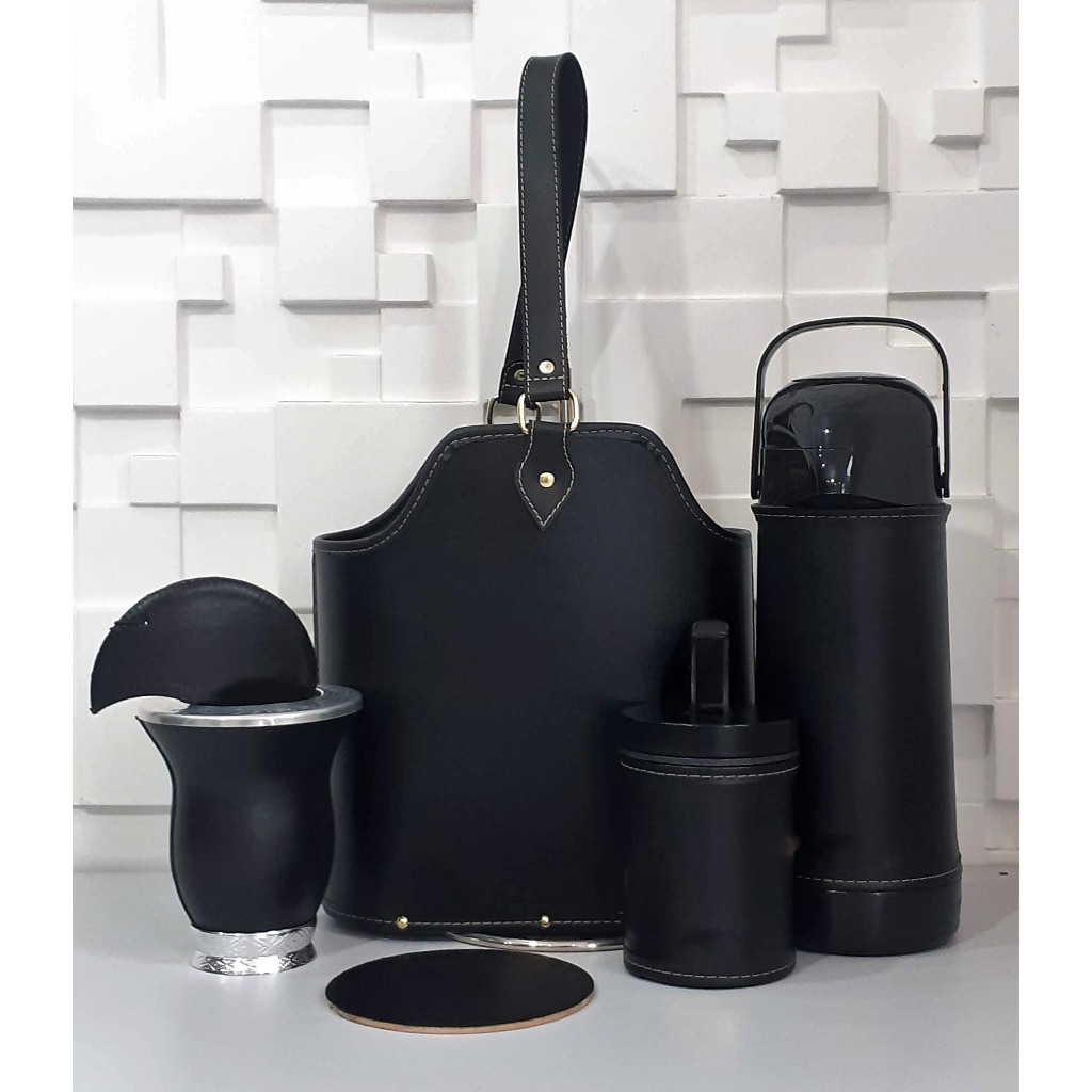 Kit Chimarrão Coleção Uruguaia Completo Com 6 Peças Mateira, Cuia, Tapa Erva, Cevador, Porta Erva E Garrafa De 1l.