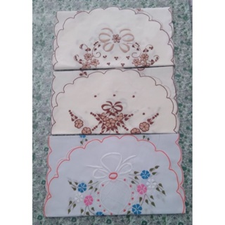 Caminho de mesa 94x38cm bordada em vários modelos e cores em Oferta na Shopee
