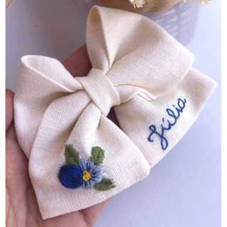 Laço de linho tradicional bordado flores e nome