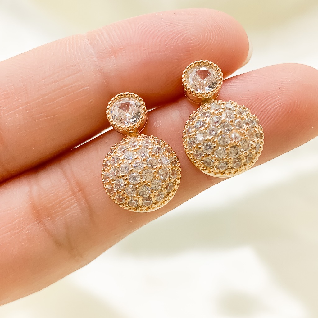 Brinco delicado Cravejado com pedrinhas Zircônia folheado banhado a prata e ouro