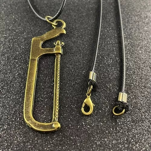 Colar E Pingente Serrote Marcenaria Ferramenta Profissão Stlr Mod.9975