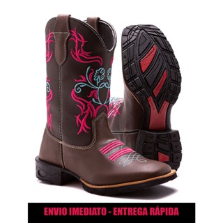 Bota feminina texana em couro legítimo, estilo country. Conforto, autenticidade e detalhes artesanais para um toque genuíno. Bordados, durabilidade e versatilidade em cada passo