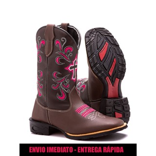 Bota feminina texana em couro legítimo, estilo country. Conforto, autenticidade e detalhes artesanais para um toque genuíno. Bordados, durabilidade e versatilidade em cada passo