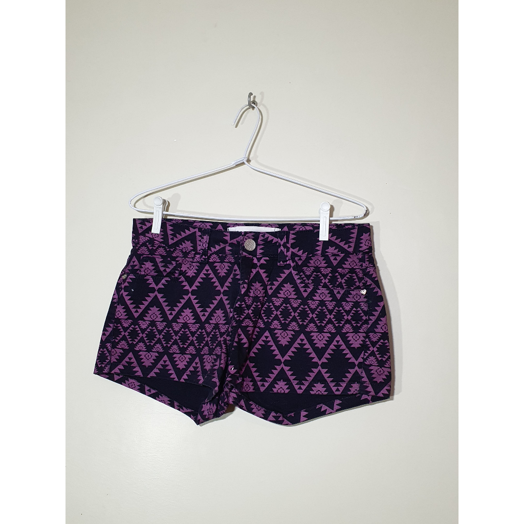 Short preto com detalhes rosas Tamanho 38 Marisa