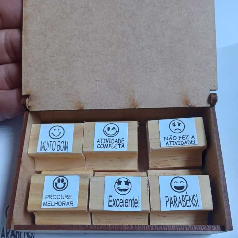 KIT COM 6 MINI CARIMBO EMOJI E FRASES + CAIXA MDF