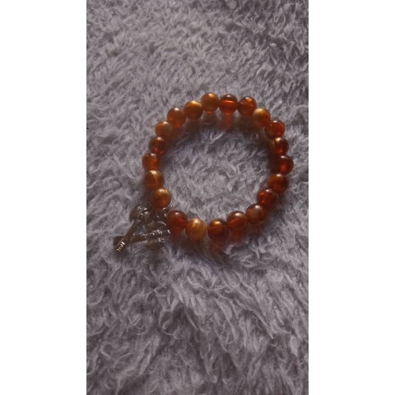 pulseira de pérolas marrom, xangô, orixá, machado, pingente, fio elástico, caboclos