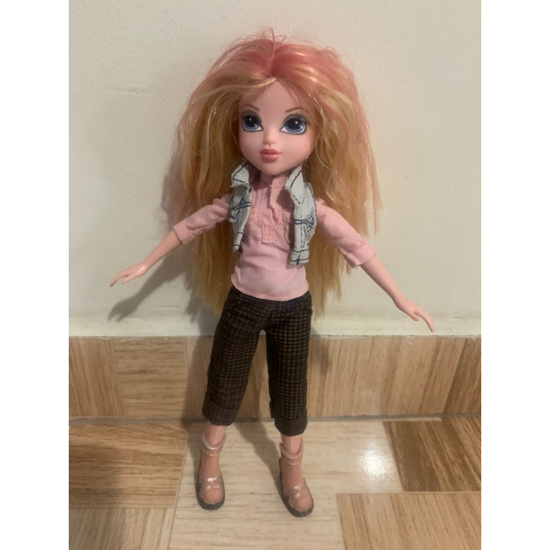 Boneca Bratz com pés de My Scene