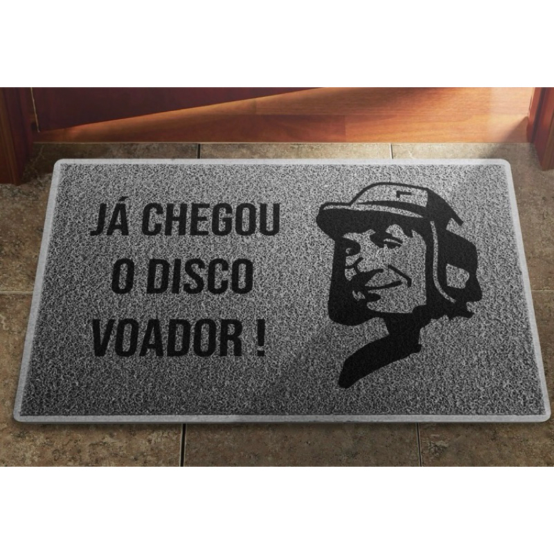 Tapete Capacho Chaves Já Chegou o Disco Voador Turma do Chaves./ M: 0,60 X 0,40 cm.