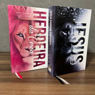 Kit Casal Cristão 2 Bíblias Herdeira da Coroa Rosa e Leão Jesus Com Harpa e com Índice LETRAS MÉDIAS, Folha ECOLÓGICA