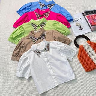 Blusa Feminina em Perolinhas Cropped Camisa Social Feminina Manga Curta com Perolinhas