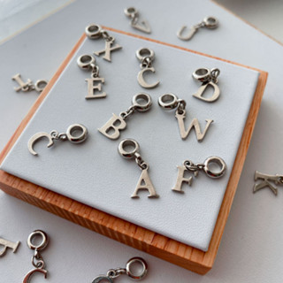 Berloque Charm para Pulseira Letra Inicial Prateada