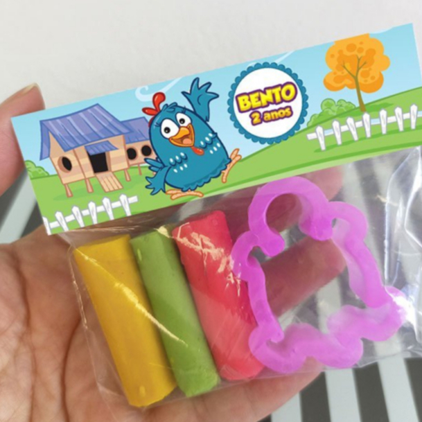 Massinha Com Cortador de Plástico Personalizado Festa Infantil Diversos Temas Galinha Pintadinha em Oferta na Shopee