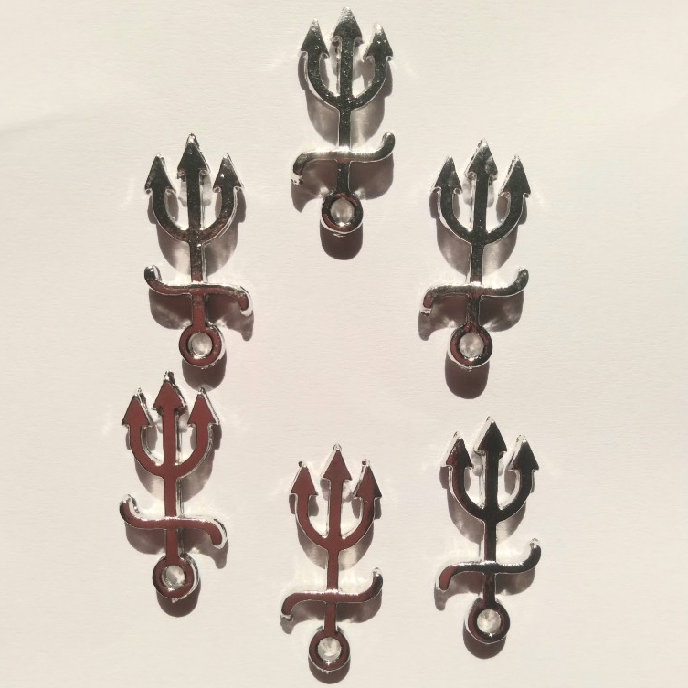 PINGENTE EM METAL PRATEADO 5 UNIDADES TRIDENTE POMBA GIRA 10 x  25 mm P/ COLAR PULSEIRA BIJUTERIA.