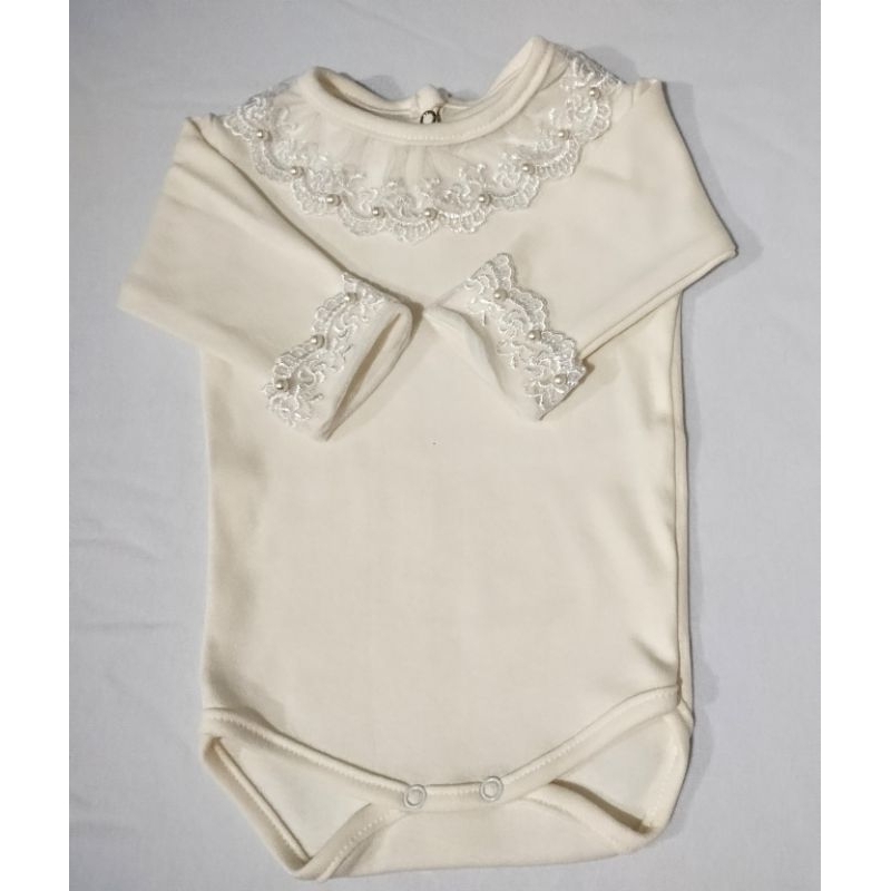 Body menina 100% algodão com gola e punho em renda e pérolas.